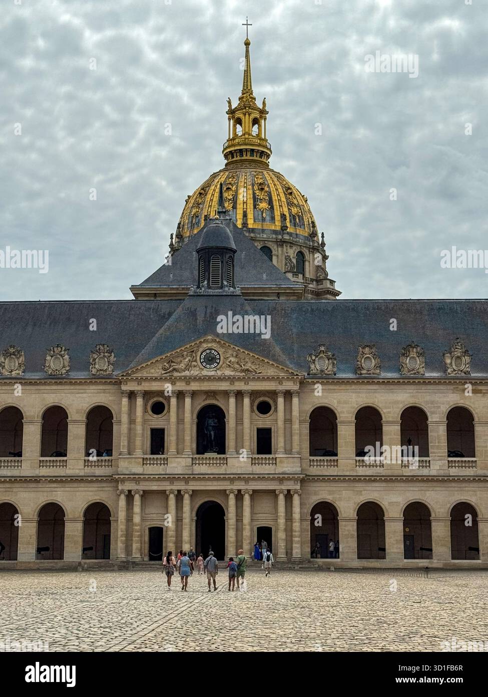 Vue majestueuse de l'Hôtel des Invalides à Paris, France, avec son emblématique dôme doré sous un ciel nuageux, avec plusieurs promenades touristiques - Image de stock capturée avec un smartphone