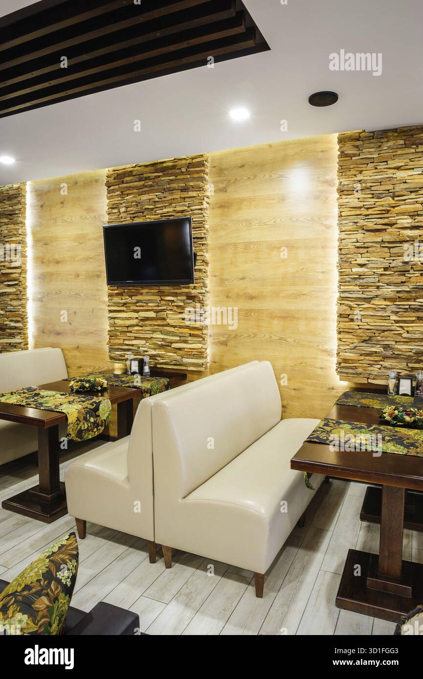 Intérieur moderne du restaurant avec tables et canapés Banque D'Images