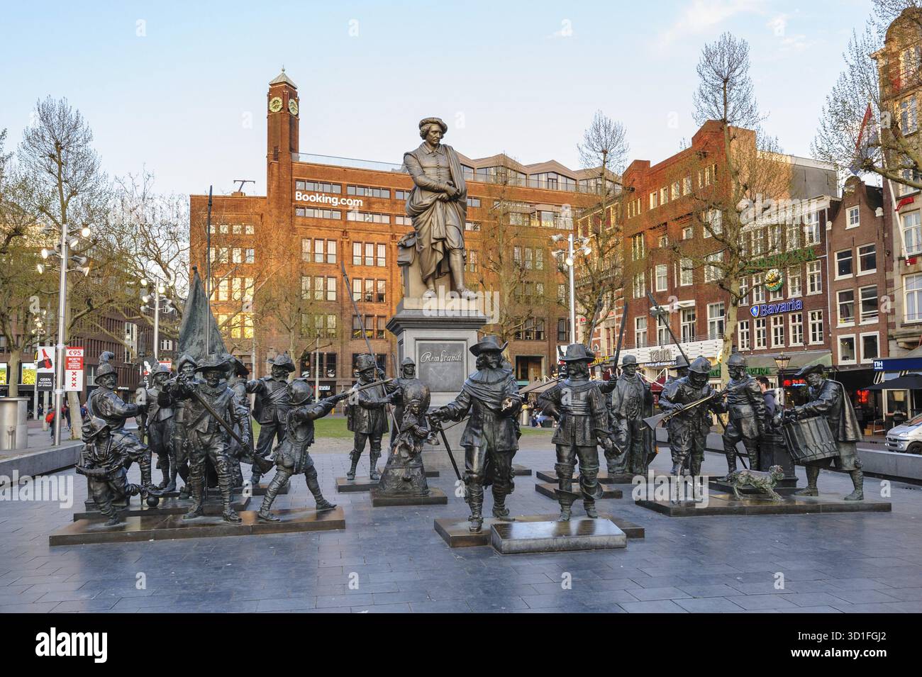 Rembrandtplein, Amsterdam, pays-Bas - 18 avril 2019 : Monument au célèbre peintre Rembrandt et sculptures basées sur sa peinture veille nocturne à Remb Banque D'Images
