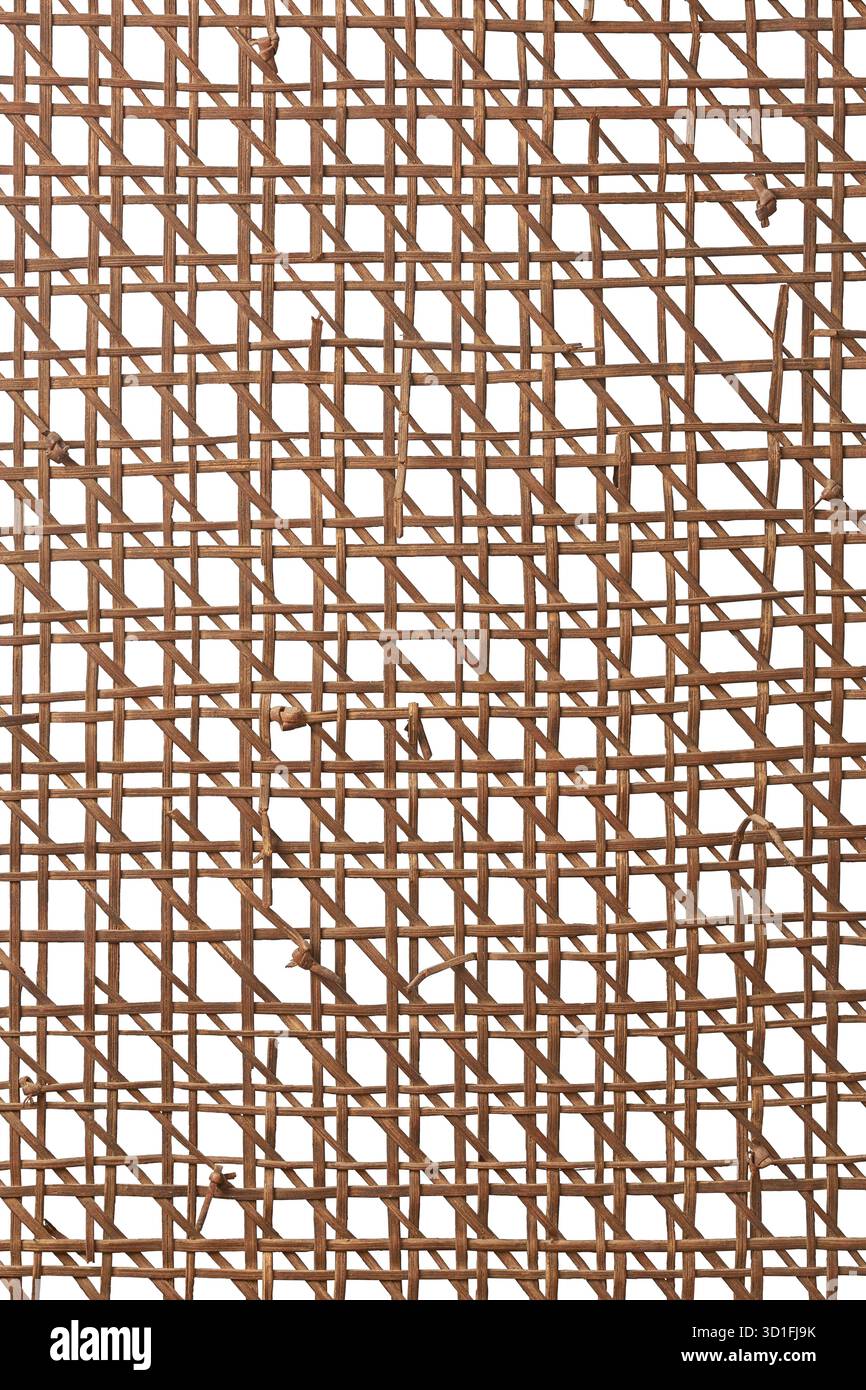 gros plan de texture tissée en osier ou en rotin, maille chaotique de brins brun rougeâtre cassants fond blanc isolé, vêtements vieillis et matériaux naturels Banque D'Images