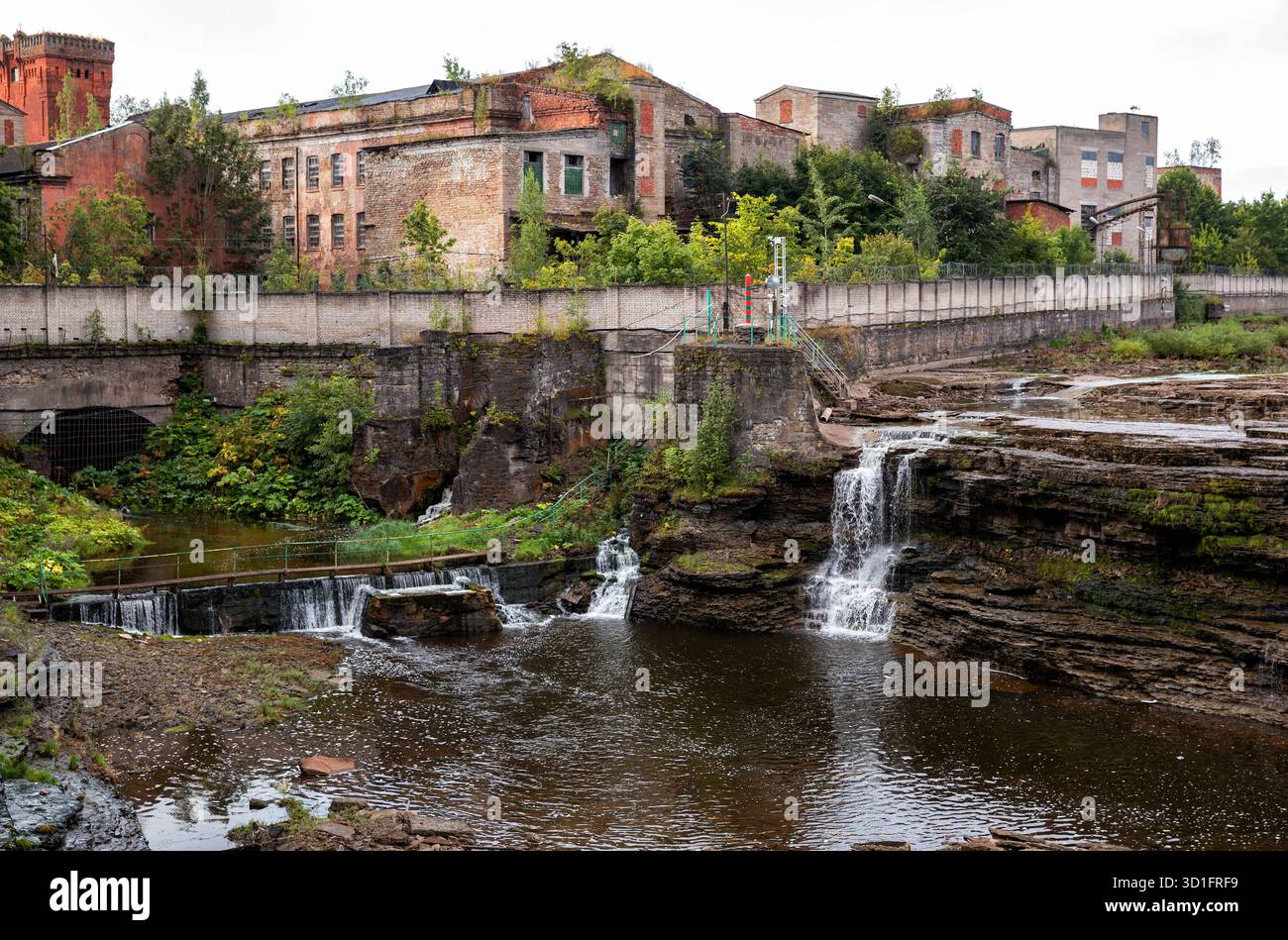 Bâtiments abandonnés du moulin à lin du Baron Stieglitz et lit sec de la cascade de Narva. Ivangorod, Russie Banque D'Images