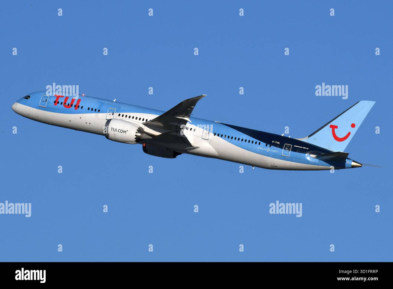TUI AIRWAYS (UK) BOEING 787-9 G-TUIL QUITTE GATWICK. Banque D'Images