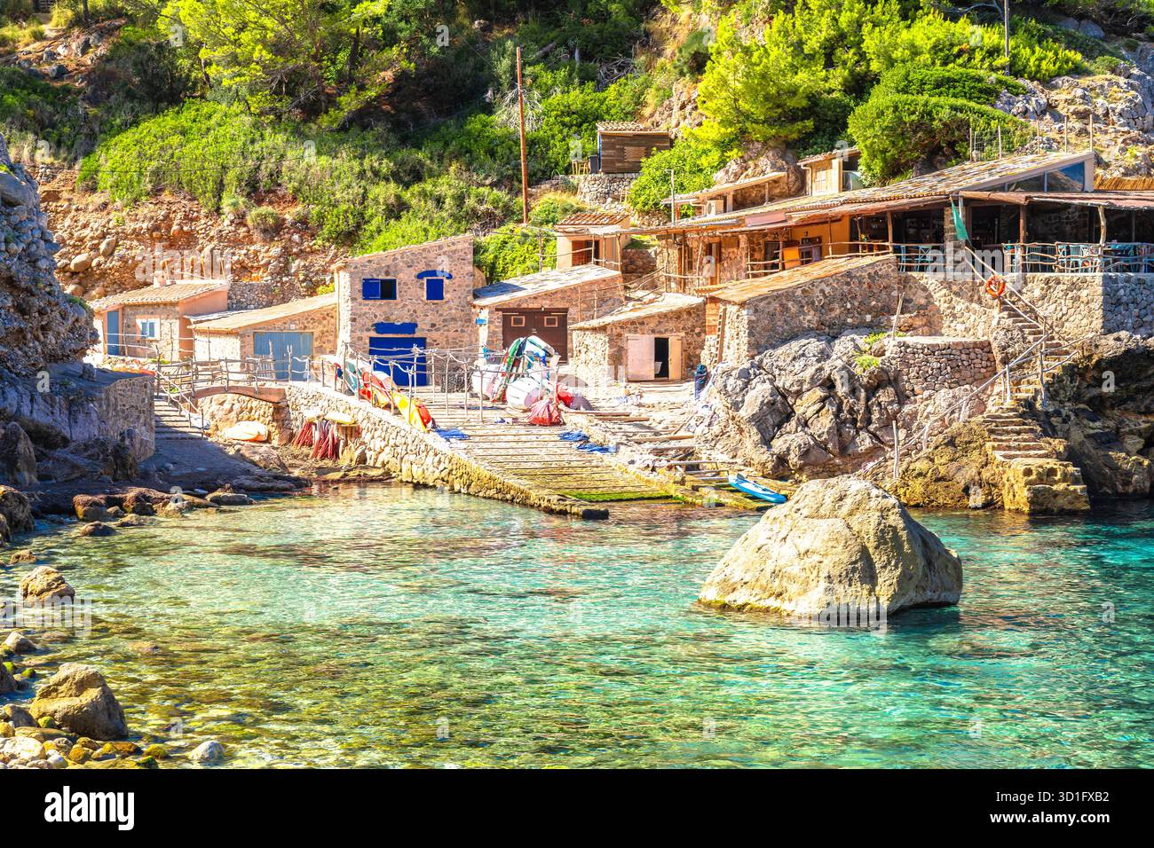 Cala de Deia maisons en pierre et plage colorée en vue canyon, île de Majorque. Îles Baléares d'Espagne. Banque D'Images