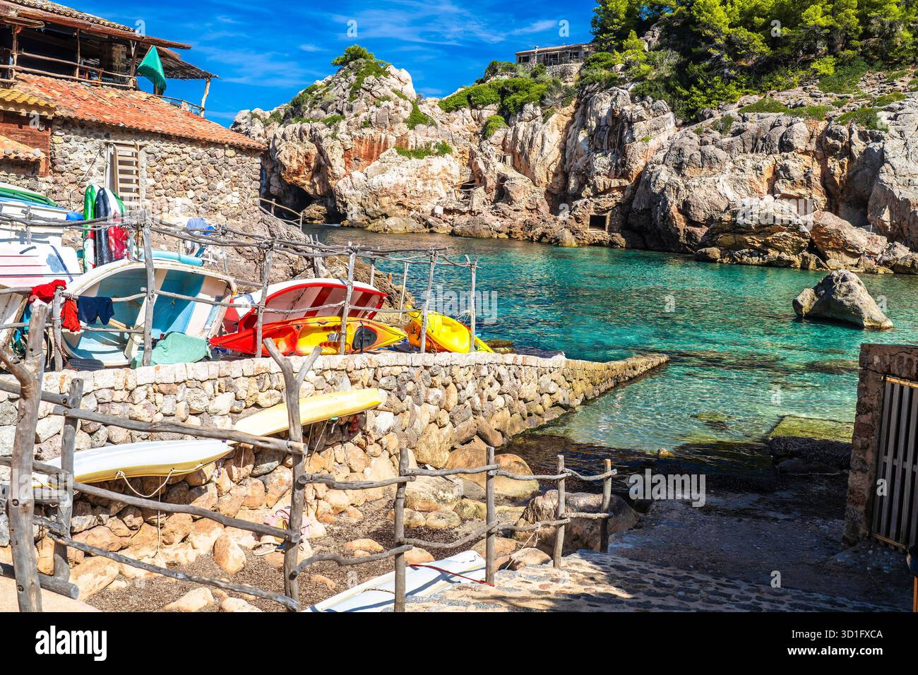 Cala de Deia plage colorée avec vue sur le canyon, île de Majorque. Îles Baléares d'Espagne. Banque D'Images