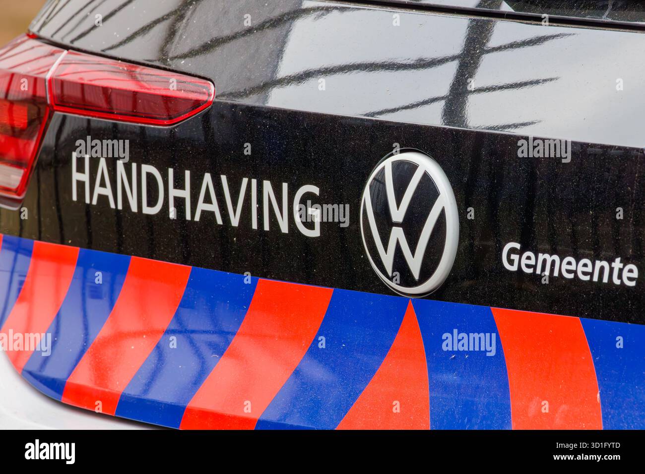 Zutphen, pays-Bas - 9 octobre 2025 : véhicule de surveillance municipal avec l'inscription néerlandaise "Enforcement" à Zutphen, pays-Bas Banque D'Images