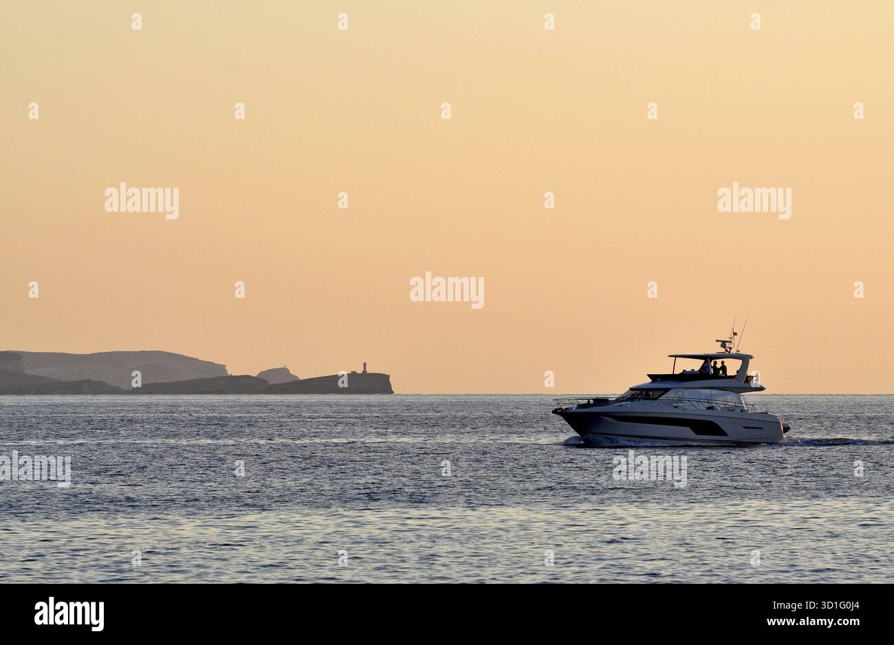Un yacht à moteur vole au large de l'île de Cabrera dans la soirée, Majorque, baléares, espagne Banque D'Images