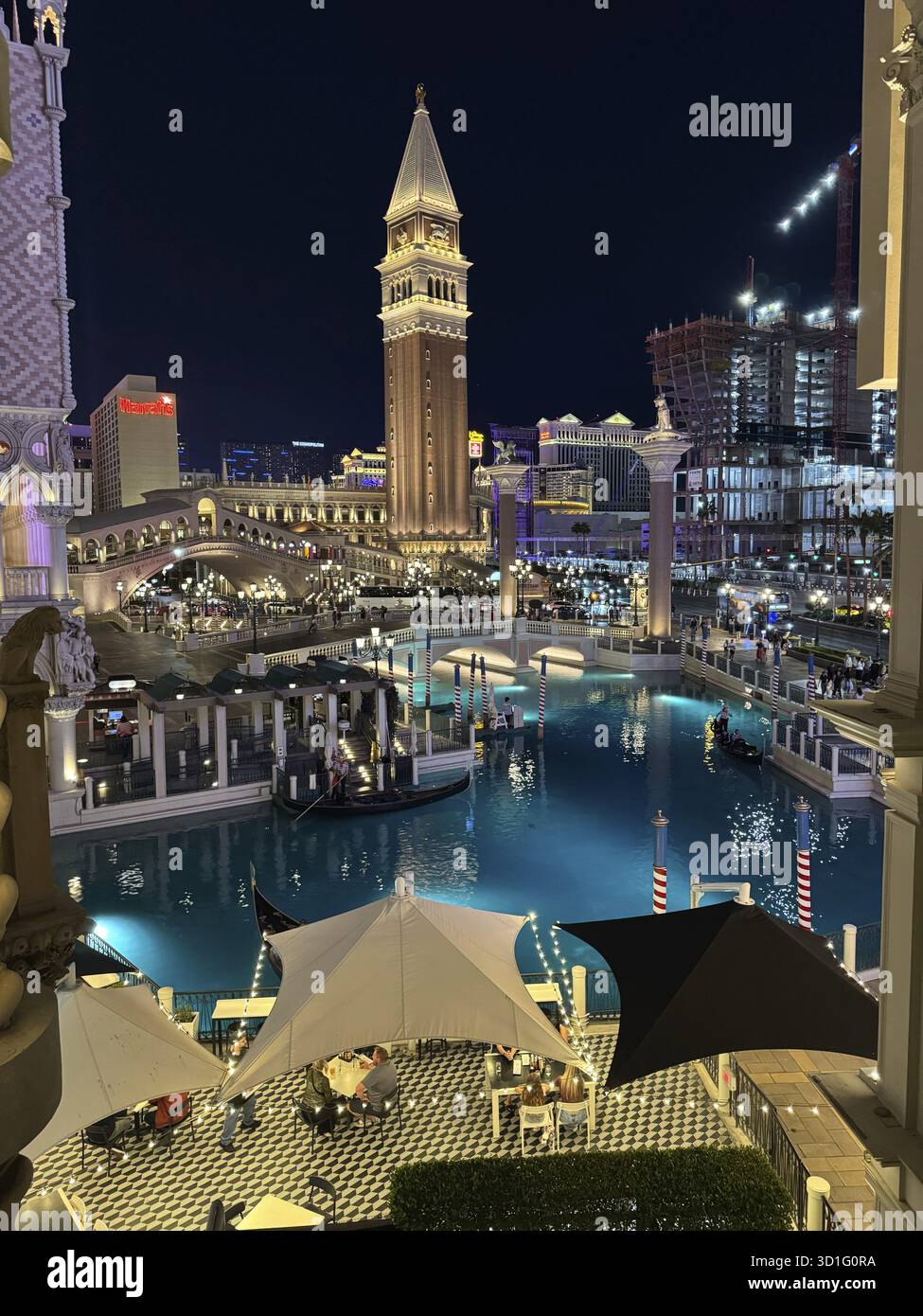 Depuis la légalisation du jeu dans les années 1930, Las Vegas s'est développé comme un centre touristique d'importance internationale. Là où les casinos simples paraissent Banque D'Images