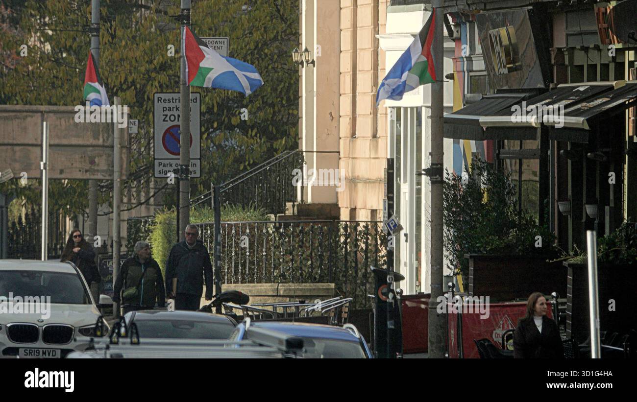 Glasgow, Écosse, Royaume-Uni. 28 octobre 2025. Protestation à la manifestation du drapeau comme la grande route occidentale est bordée de drapeaux palestine / écosse sur sa longueur d'environ 50 drapeaux pour contraster avec les jacks syndicaux nationalistes. Crédit Gerard Ferry /Alamy Live News Banque D'Images