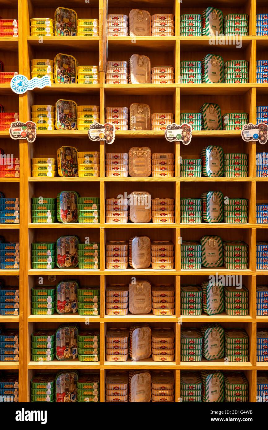 Sardines Comur et autres produits de poisson en conserve, souvenirs populaires du Portugal, magasin phare, à la ferme, Algarve, Portugal Banque D'Images