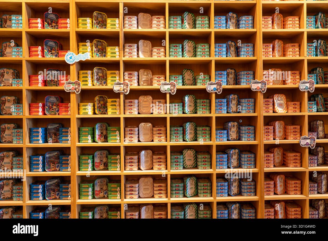 Sardines Comur et autres produits de poisson en conserve, souvenirs populaires du Portugal, magasin phare, à la ferme, Algarve, Portugal Banque D'Images