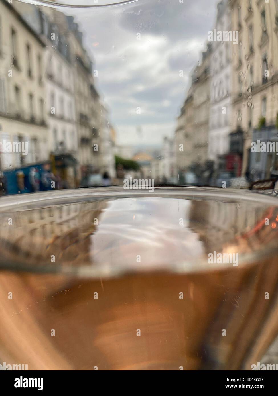 Scène de rue parisienne vue à travers un verre à vin, Paris, france. Banque D'Images