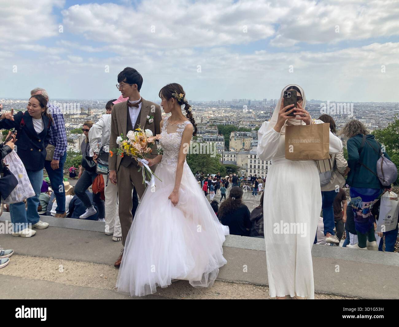 Couple asiatique ont pris des photos de mariage, sur les marches du Sacré Copuer, surplombant Paris, France. Banque D'Images