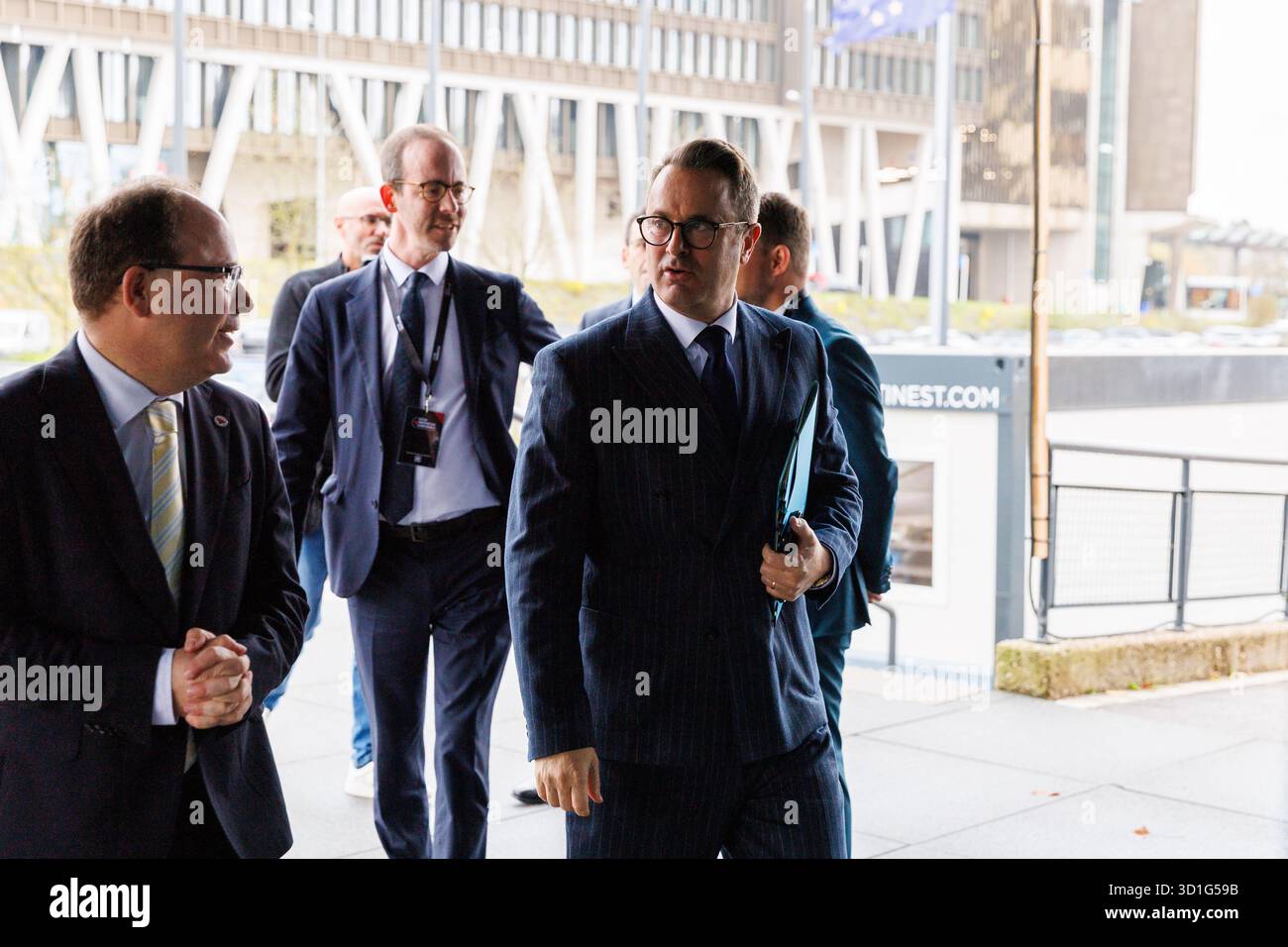 S.E. M. Xavier Bettel, Vice-premier Ministre ; Ministre des Affaires étrangères et du commerce extérieur ; et Ministre de la coopération au développement et des Affaires humanitaires du Luxembourg, assiste à la Conférence sur l'innovation du CIDHG 2025 à Luxexpo The Box à Luxembourg, Luxembourg, les 28 octobre 2025. La conférence est axée sur l'innovation, la technologie et la coopération dans le domaine de l'action antimines humanitaire et de la gestion des munitions explosives. Banque D'Images