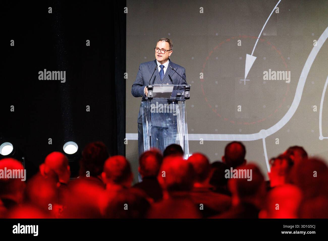 S.E. M. Xavier Bettel, Vice-premier Ministre ; Ministre des Affaires étrangères et du commerce extérieur ; et Ministre de la coopération au développement et des Affaires humanitaires du Luxembourg, prononce un discours liminaire lors de la Conférence sur l’innovation du CIDHG 2025 à Luxexpo The Box à Luxembourg, Luxembourg, les 28 octobre 2025. La conférence est axée sur l'innovation, la technologie et la coopération dans le domaine de l'action antimines humanitaire et de la gestion des munitions explosives. Banque D'Images