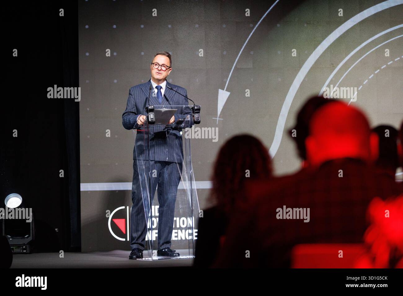 S.E. M. Xavier Bettel, Vice-premier Ministre ; Ministre des Affaires étrangères et du commerce extérieur ; et Ministre de la coopération au développement et des Affaires humanitaires du Luxembourg, prononce un discours liminaire lors de la Conférence sur l’innovation du CIDHG 2025 à Luxexpo The Box à Luxembourg, Luxembourg, les 28 octobre 2025. La conférence est axée sur l'innovation, la technologie et la coopération dans le domaine de l'action antimines humanitaire et de la gestion des munitions explosives. Banque D'Images