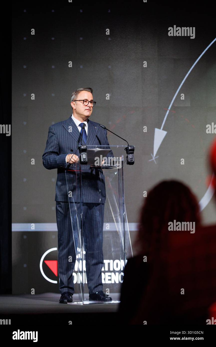 S.E. M. Xavier Bettel, Vice-premier Ministre ; Ministre des Affaires étrangères et du commerce extérieur ; et Ministre de la coopération au développement et des Affaires humanitaires du Luxembourg, prononce un discours liminaire lors de la Conférence sur l’innovation du CIDHG 2025 à Luxexpo The Box à Luxembourg, Luxembourg, les 28 octobre 2025. La conférence est axée sur l'innovation, la technologie et la coopération dans le domaine de l'action antimines humanitaire et de la gestion des munitions explosives. Banque D'Images