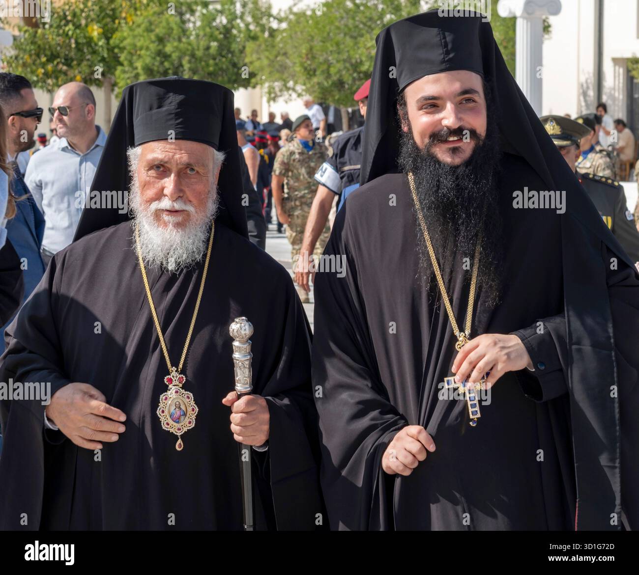 Les prêtres chypriotes participant à la « Journée Oxi » commémorant le rejet par la Grèce des forces de l’axe demandent à entrer sur son territoire le 28 octobre 1940, pendant la seconde Guerre mondiale Banque D'Images