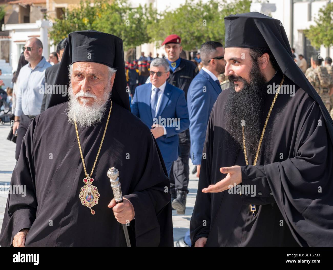 Les prêtres chypriotes participant à la « Journée Oxi » commémorant le rejet par la Grèce des forces de l’axe demandent à entrer sur son territoire le 28 octobre 1940, pendant la seconde Guerre mondiale Banque D'Images
