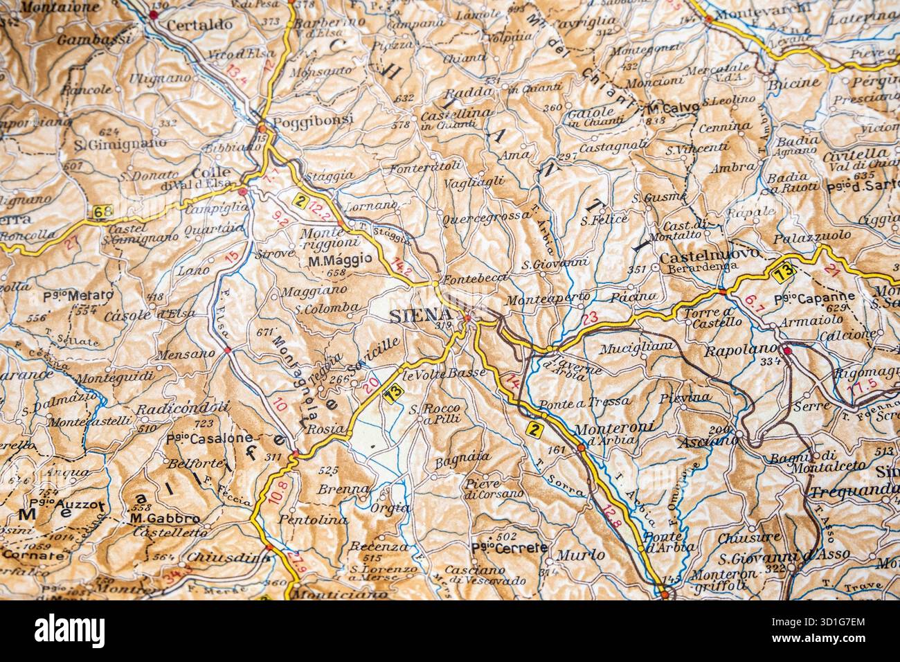 Section d'une ancienne carte routière italienne montrant la région de Sienne en Toscane, avec des villes comme Poggibonsi et Montepulciano. Banque D'Images