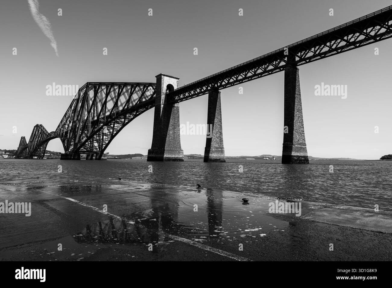 Pont du Forth enjambant le Firth of Forth près d'Édimbourg en noir et blanc Banque D'Images