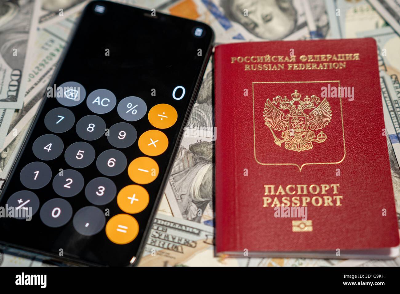 Une calculatrice affiche des chiffres à côté d'un passeport russe et des piles d'argent liquide, suggérant une planification financière ou un voyage. Banque D'Images