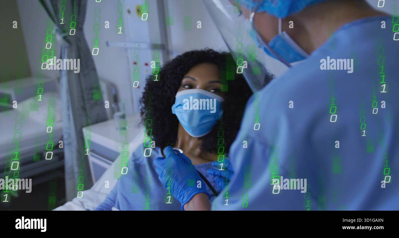 Clinicien en gommage et écran facial pressant le stéthoscope sur un patient masqué dans le lit d'hôpital Banque D'Images