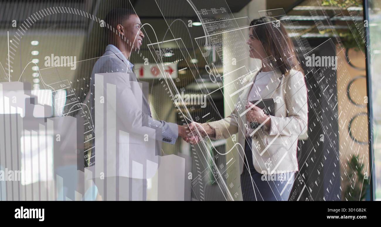 Saluer les professionnels vêtus d'une tenue habillée se serrant la main dans le hall, avec des superpositions de graphiques sur tablette Banque D'Images