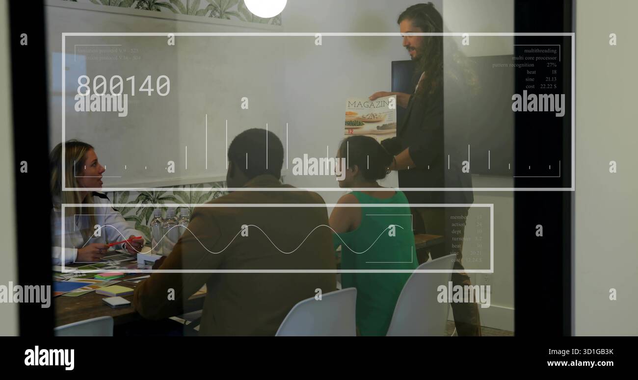 Tenant magazine, présentateur guidant trois collègues dans la salle de conférence, avec des nuances de couleur Banque D'Images