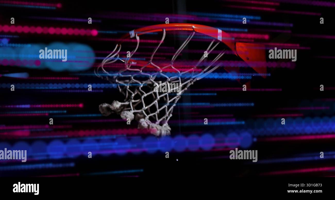 Montrant le bord du panier de basket-ball et le filet effiloché brillant dans la salle de gym sombre, avec des stries de lumière rouge-bleu Banque D'Images