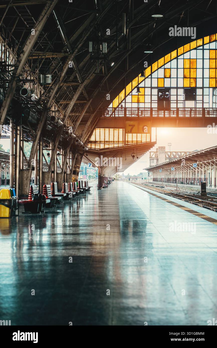 Ancienne gare ferroviaire de Hua Lamphong avec des trains rétro classiques à Bangkok, centre ferroviaire thaïlandais historique à l'ancienne offrant une ambiance de voyage rétro Banque D'Images