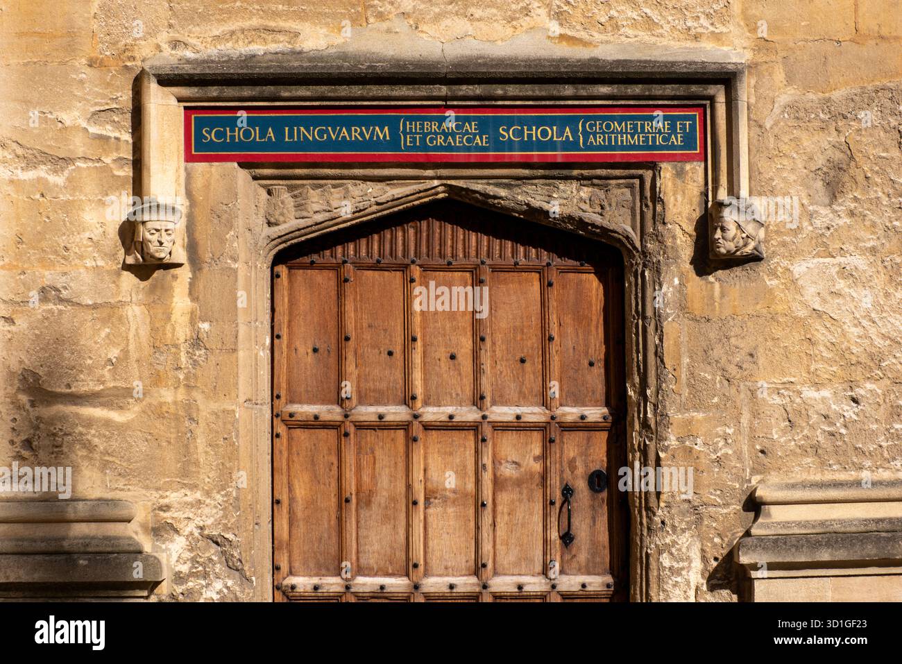 Ancienne porte en pierre dans la vieille bibliothèque Bodleian, Oxford, Royaume-Uni Banque D'Images