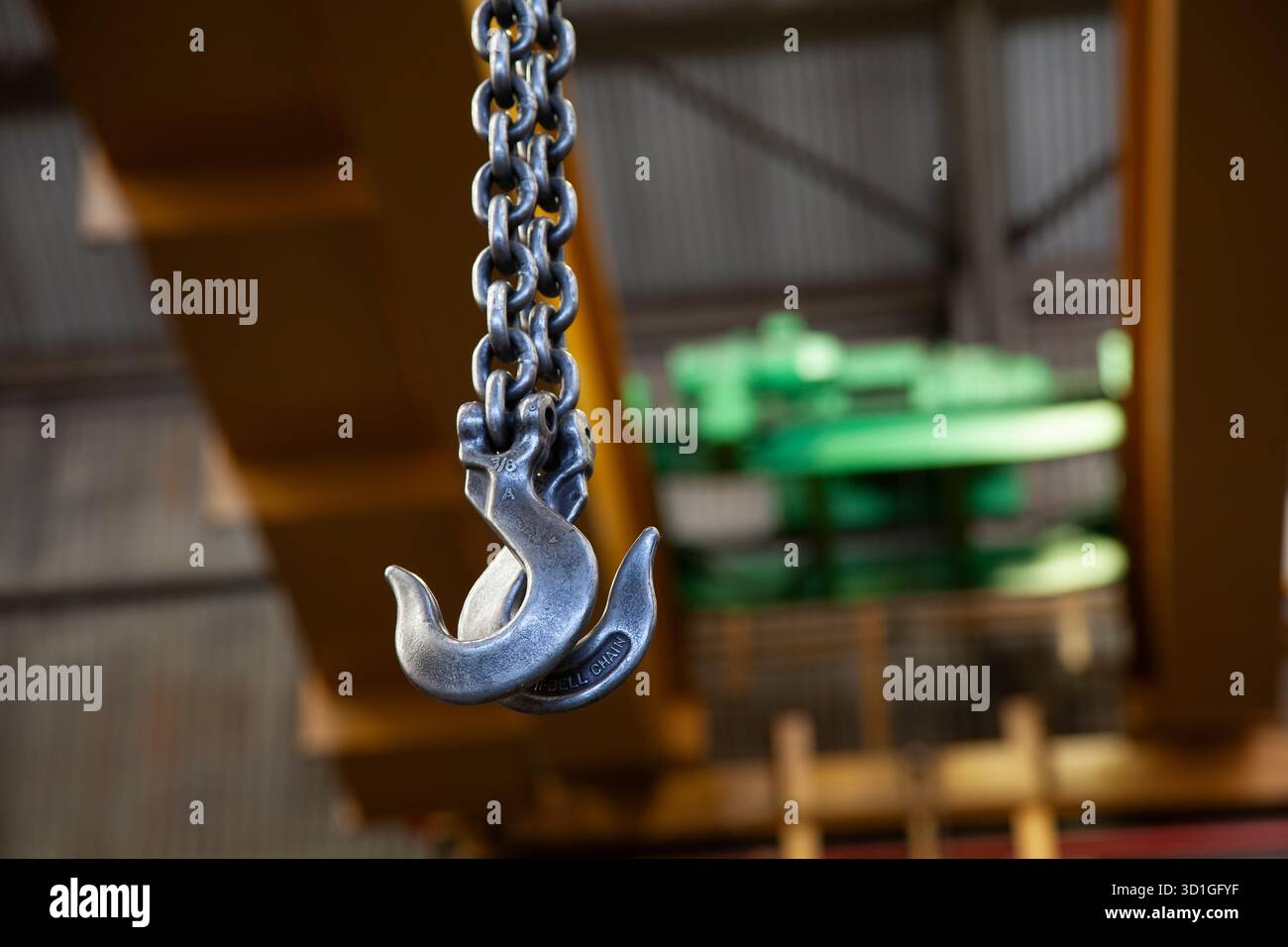 Grue industrielle, chaînes et crochets Banque D'Images