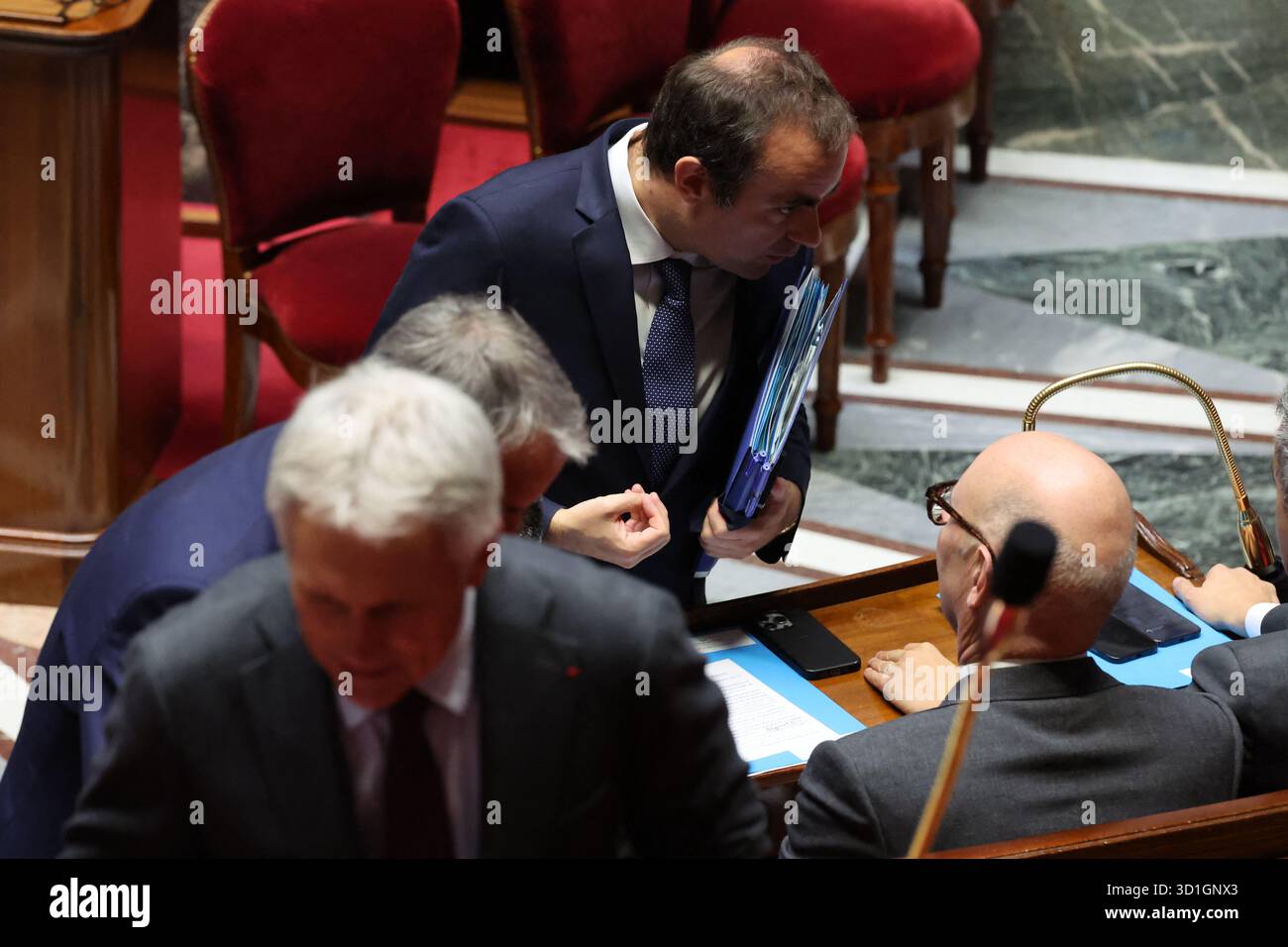 Paris, France. 28 octobre 2025. Le premier ministre français Sébastien Lecornu et le ministre français de l'économie, Roland Lescure, ont vu ici lors d'une séance de questions au gouvernement à l'Assemblée nationale française à Paris, France, le 28 octobre 2025. Photo de Henri Szwarc/ABACAPRESS.COM crédit : Abaca Press/Alamy Live News Banque D'Images