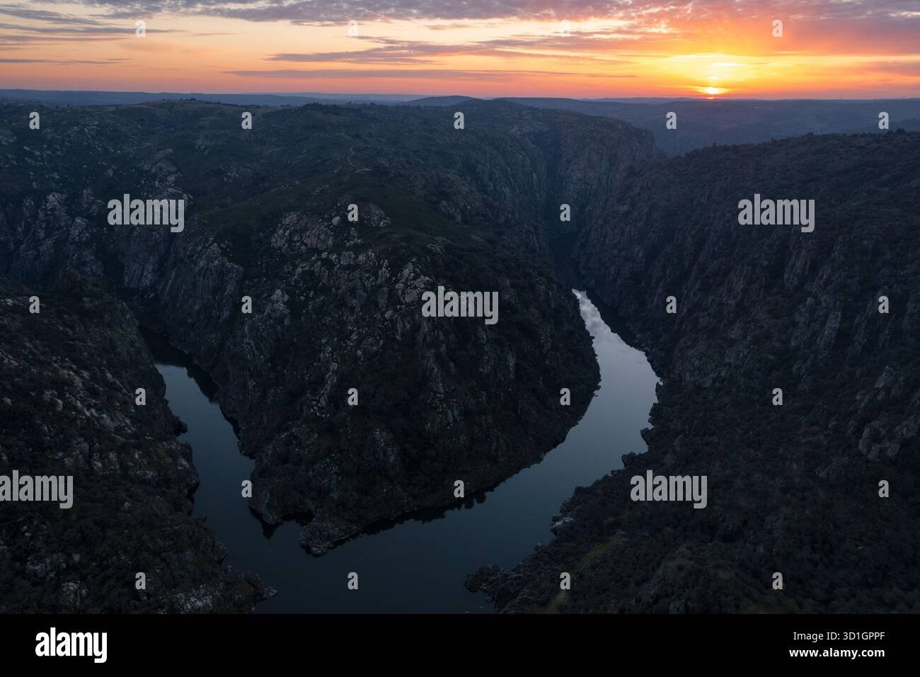 Paysage naturel incroyable avec vue panoramique sur le fleuve Douro au coucher du soleil.Du point de vue Fraga do Puio dans le nord du Portugal, nous pouvons voir le Banque D'Images