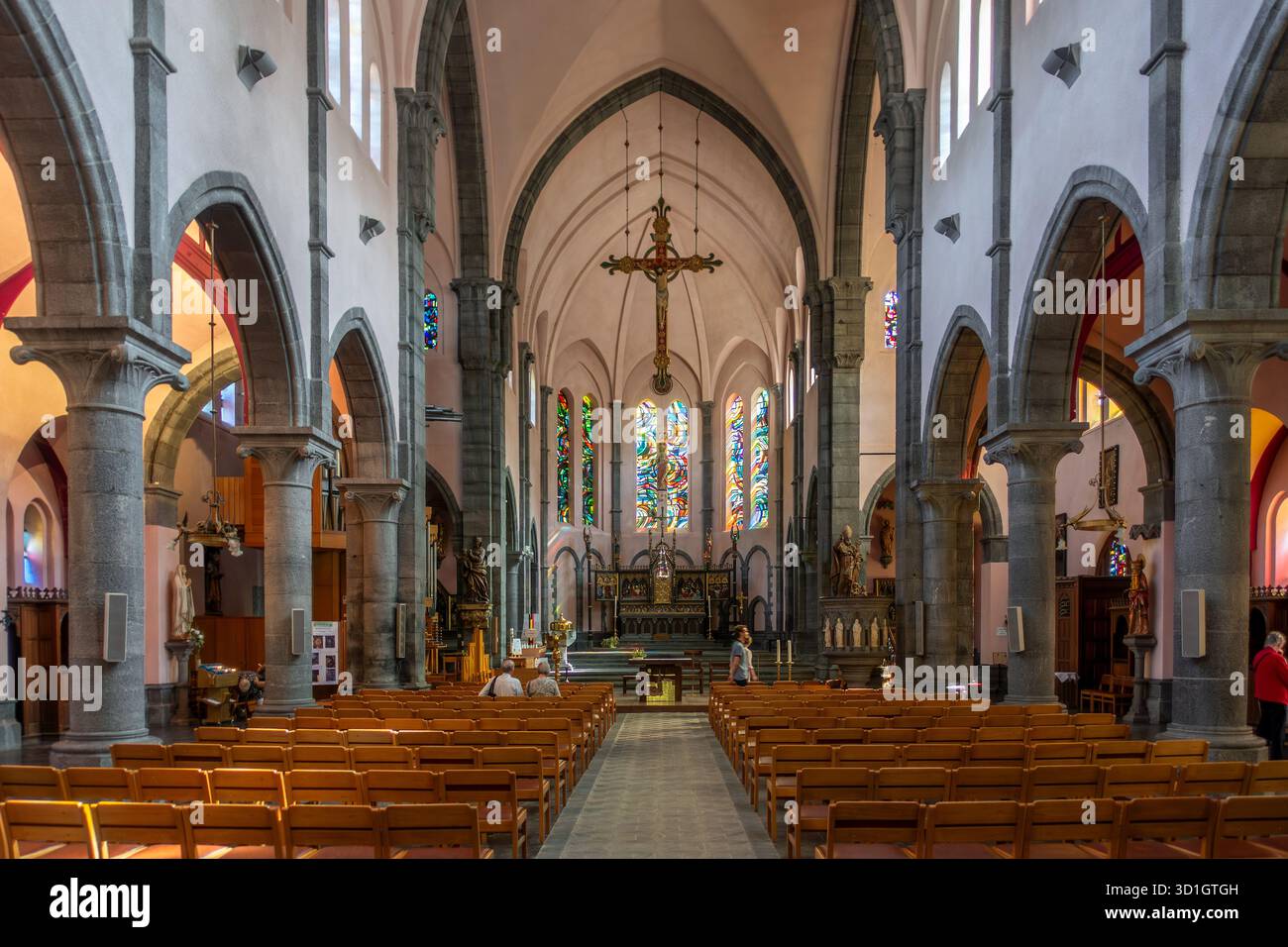 Néo-gothique : Église Nicolas / Eglise Saint-Nicolas intérieur dans la ville la Roche-en-Ardenne, province de Luxembourg, Ardennes, Wallonie, Belgique Banque D'Images