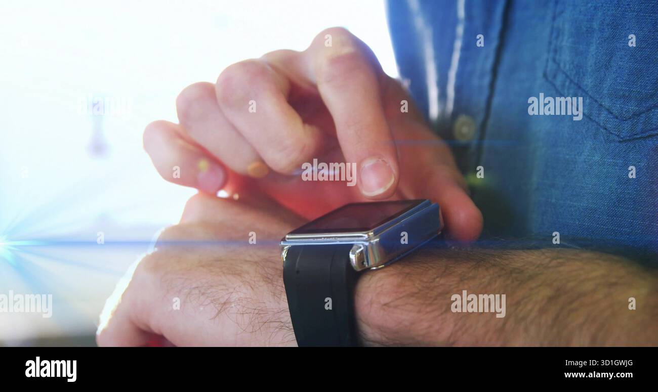 Toucher l'écran smartwatch avec la manche de chemise en Jean dans la pièce intérieure rétro-éclairée, avec reflets d'objectif Banque D'Images