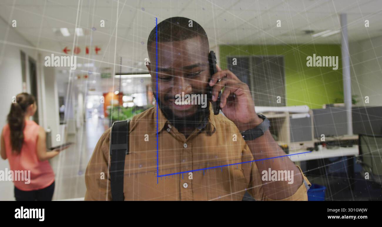 Parler homme souriant tenant smartphone et portant sac à dos dans le couloir du bureau avec grille AR Banque D'Images