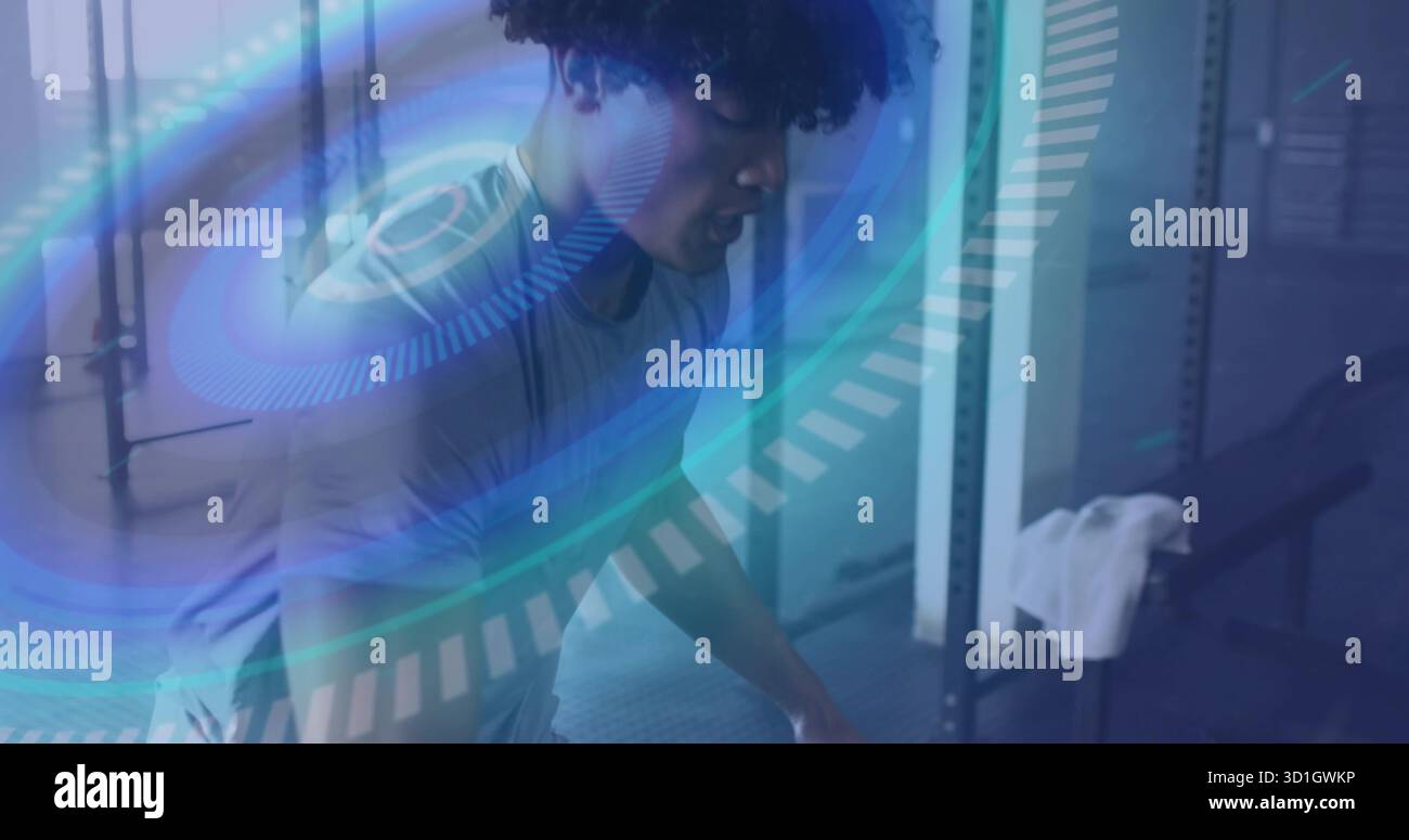 Se penchant vers l'avant pour soulever des poids dans la salle de gym avec support de squat, tapis en caoutchouc et revêtement numérique Banque D'Images