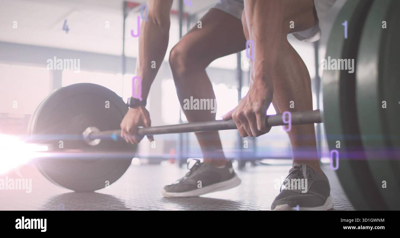 Homme accrocheur portant une chemise légère et un short ajusté sur le sol de la salle de sport, avec barbell et revêtements numériques Banque D'Images
