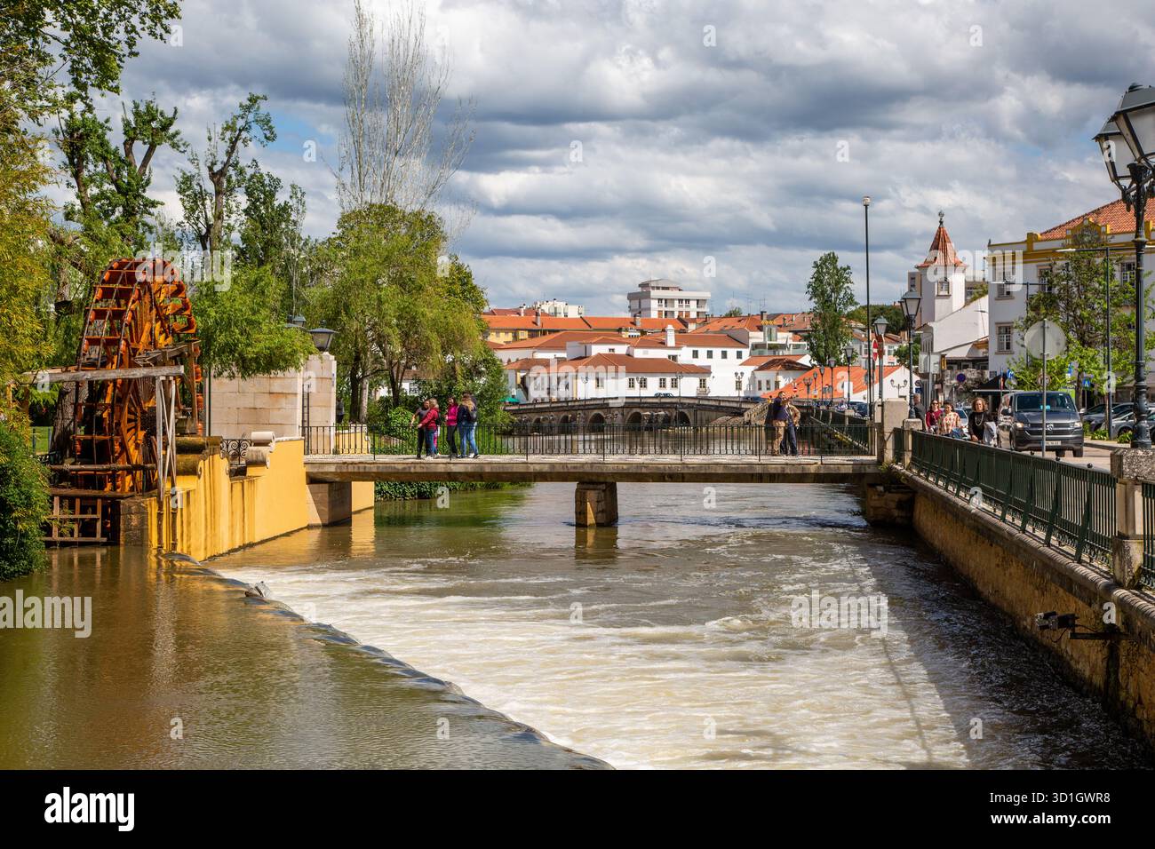 La rivière Nabão coule à travers la ville portugaise de Tomar Portugal Banque D'Images