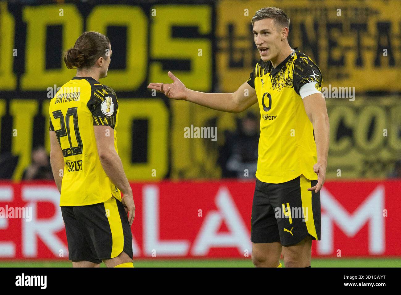 Nico Schlotterbeck (Dortmund 4) Redet mit Marcel Sabitzer (Dortmund 20) , Eintracht Frankfurt - Borussia Dortmund, Frankfurt, Deutsche Bank Park, 28.10.2025 crédit : BEAUTIFUL SPORTS Pressefotoagentur/Alamy Live News Banque D'Images