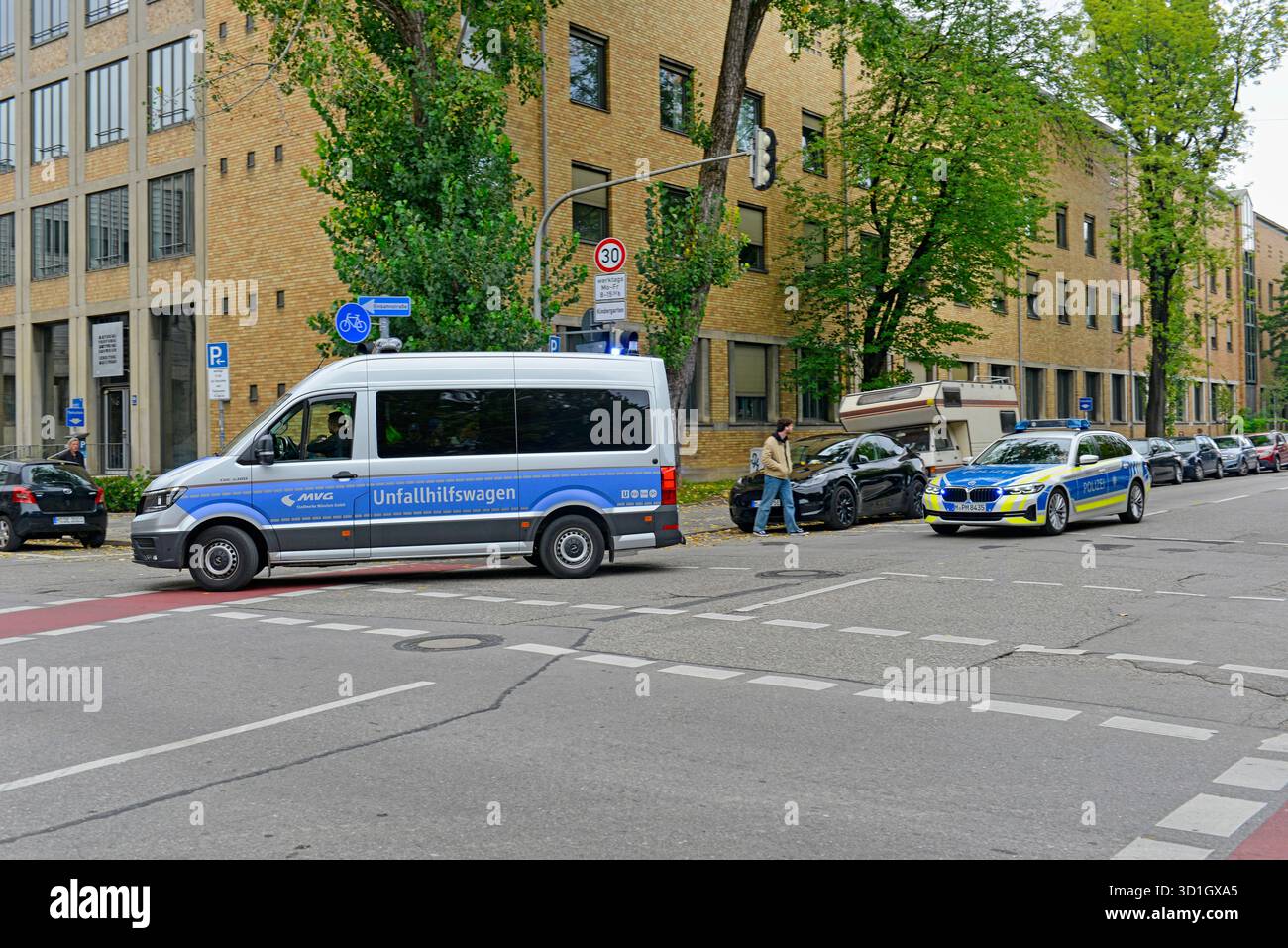 Wagon d'assistance en cas d'accident et voiture de police de la Germna Polizei à Munich, Allemagne Banque D'Images
