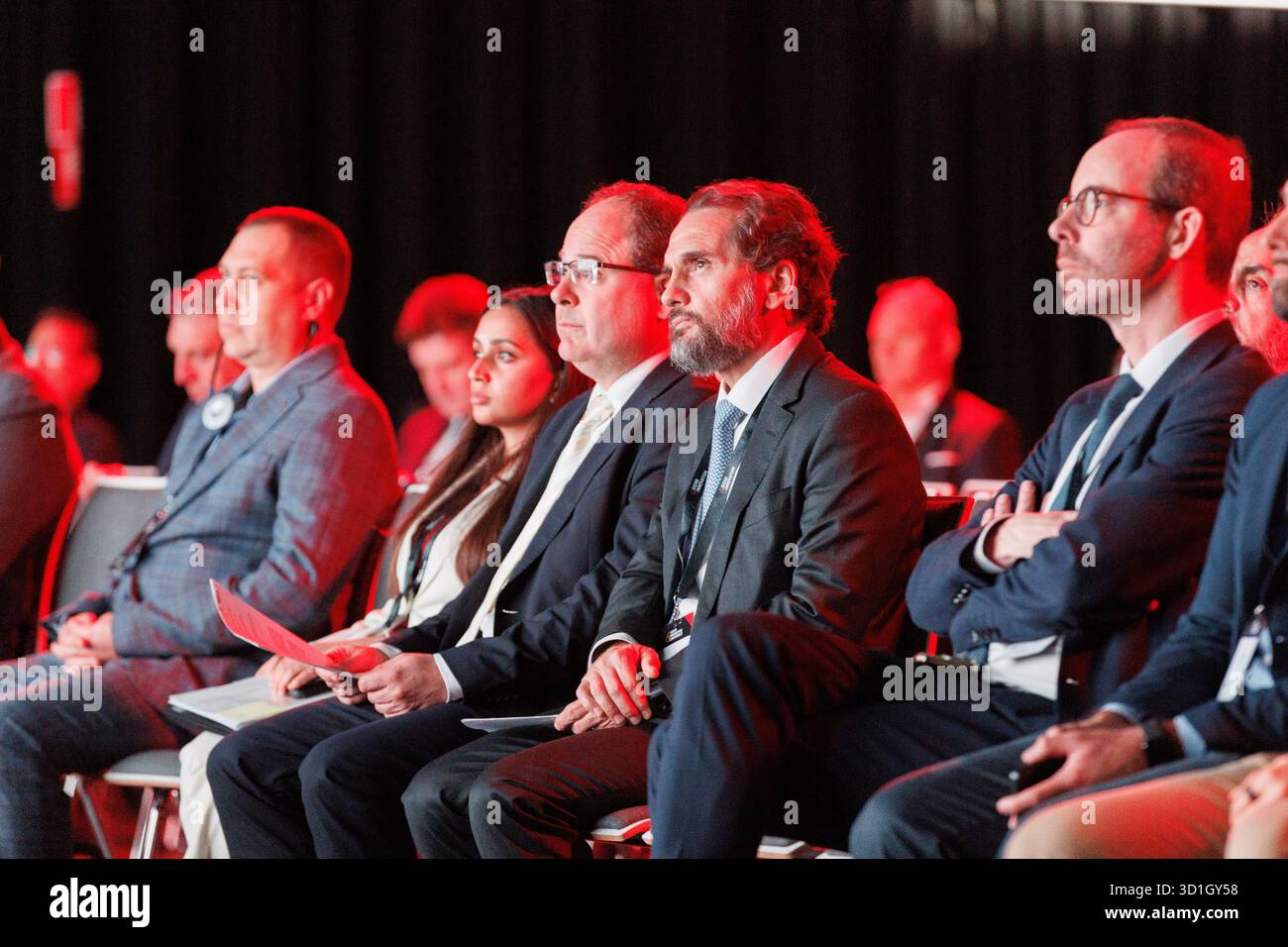 SAR le Prince Mired bin Ra’ad de Jordanie, Président du Comité national pour le déminage et la réhabilitation (NCDR Jordanie), remet le Prix de l’innovation du CIDHG aux représentants de la JICA (Agence japonaise de coopération internationale), du CMAC (Centre cambodgien d’action contre les mines) et de NEC Corporation lors de la cérémonie du Prix de l’innovation du CIDHIC à Luxexpo The Box à Luxembourg, Luxembourg, le 29 octobre 2025. Le prix récompense la collaboration innovante du consortium qui fait progresser les solutions technologiques et de données pour l’action humanitaire contre les mines. Banque D'Images