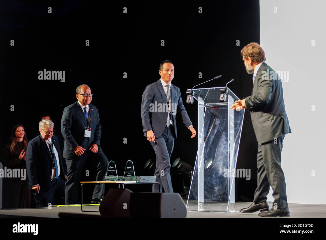 SAR le Prince Mired bin Ra’ad de Jordanie, Président du Comité national pour le déminage et la réhabilitation (NCDR Jordanie), remet le Prix de l’innovation du CIDHG aux représentants de la JICA (Agence japonaise de coopération internationale), du CMAC (Centre cambodgien d’action contre les mines) et de NEC Corporation lors de la cérémonie du Prix de l’innovation du CIDHIC à Luxexpo The Box à Luxembourg, Luxembourg, le 29 octobre 2025. Le prix récompense la collaboration innovante du consortium qui fait progresser les solutions technologiques et de données pour l’action humanitaire contre les mines. Banque D'Images