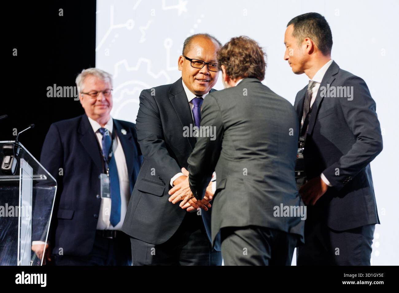 SAR le Prince Mired bin Ra’ad de Jordanie, Président du Comité national pour le déminage et la réhabilitation (NCDR Jordanie), remet le Prix de l’innovation du CIDHG aux représentants de la JICA (Agence japonaise de coopération internationale), du CMAC (Centre cambodgien d’action contre les mines) et de NEC Corporation lors de la cérémonie du Prix de l’innovation du CIDHIC à Luxexpo The Box à Luxembourg, Luxembourg, le 29 octobre 2025. Le prix récompense la collaboration innovante du consortium qui fait progresser les solutions technologiques et de données pour l’action humanitaire contre les mines. Banque D'Images