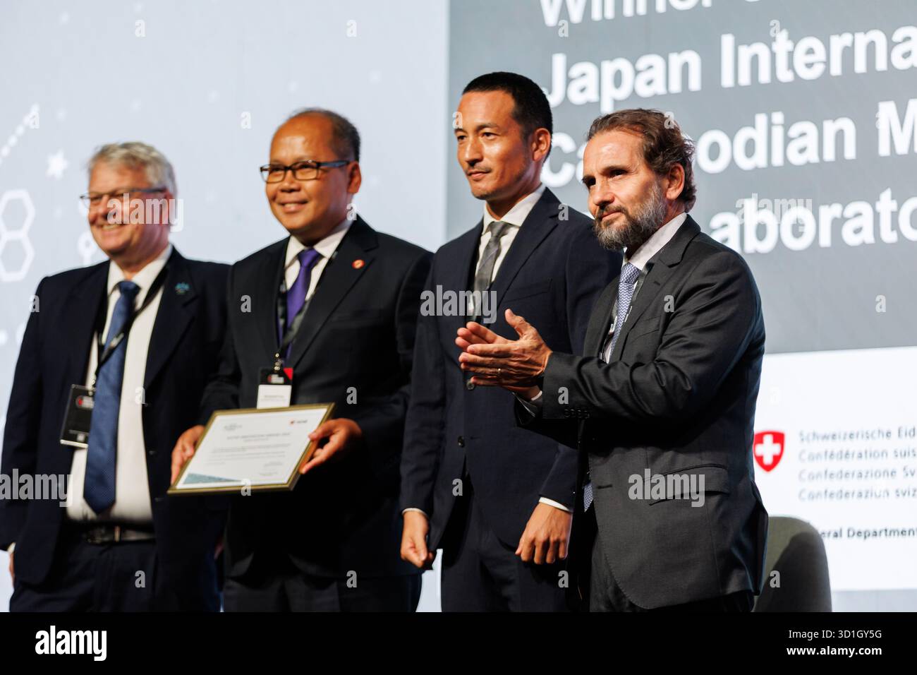 SAR le Prince Mired bin Ra’ad de Jordanie, Président du Comité national pour le déminage et la réhabilitation (NCDR Jordanie), remet le Prix de l’innovation du CIDHG aux représentants de la JICA (Agence japonaise de coopération internationale), du CMAC (Centre cambodgien d’action contre les mines) et de NEC Corporation lors de la cérémonie du Prix de l’innovation du CIDHIC à Luxexpo The Box à Luxembourg, Luxembourg, le 29 octobre 2025. Le prix récompense la collaboration innovante du consortium qui fait progresser les solutions technologiques et de données pour l’action humanitaire contre les mines. Banque D'Images