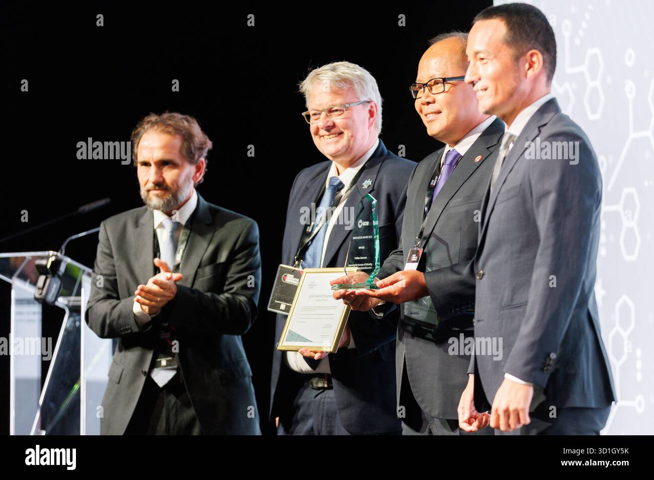 SAR le Prince Mired bin Ra’ad de Jordanie, Président du Comité national pour le déminage et la réhabilitation (NCDR Jordanie), remet le Prix de l’innovation du CIDHG aux représentants de la JICA (Agence japonaise de coopération internationale), du CMAC (Centre cambodgien d’action contre les mines) et de NEC Corporation lors de la cérémonie du Prix de l’innovation du CIDHIC à Luxexpo The Box à Luxembourg, Luxembourg, le 29 octobre 2025. Le prix récompense la collaboration innovante du consortium qui fait progresser les solutions technologiques et de données pour l’action humanitaire contre les mines. Banque D'Images