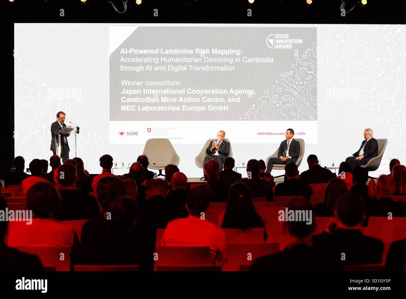 SAR le Prince Mired bin Ra’ad de Jordanie, Président du Comité national pour le déminage et la réhabilitation (NCDR Jordanie), remet le Prix de l’innovation du CIDHG aux représentants de la JICA (Agence japonaise de coopération internationale), du CMAC (Centre cambodgien d’action contre les mines) et de NEC Corporation lors de la cérémonie du Prix de l’innovation du CIDHIC à Luxexpo The Box à Luxembourg, Luxembourg, le 29 octobre 2025. Le prix récompense la collaboration innovante du consortium qui fait progresser les solutions technologiques et de données pour l’action humanitaire contre les mines. Banque D'Images