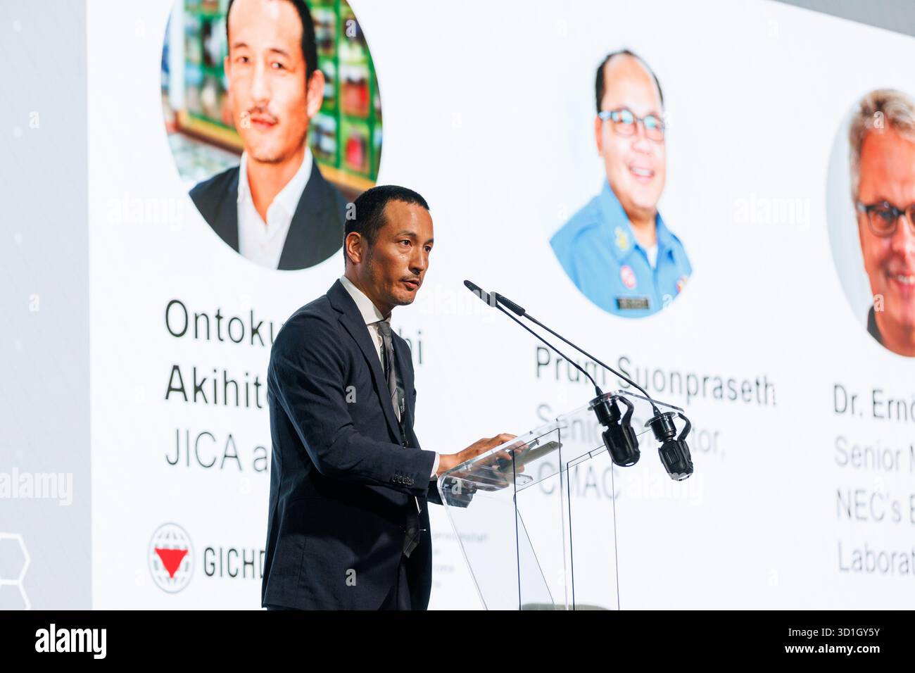 SAR le Prince Mired bin Ra’ad de Jordanie, Président du Comité national pour le déminage et la réhabilitation (NCDR Jordanie), remet le Prix de l’innovation du CIDHG aux représentants de la JICA (Agence japonaise de coopération internationale), du CMAC (Centre cambodgien d’action contre les mines) et de NEC Corporation lors de la cérémonie du Prix de l’innovation du CIDHIC à Luxexpo The Box à Luxembourg, Luxembourg, le 29 octobre 2025. Le prix récompense la collaboration innovante du consortium qui fait progresser les solutions technologiques et de données pour l’action humanitaire contre les mines. Banque D'Images