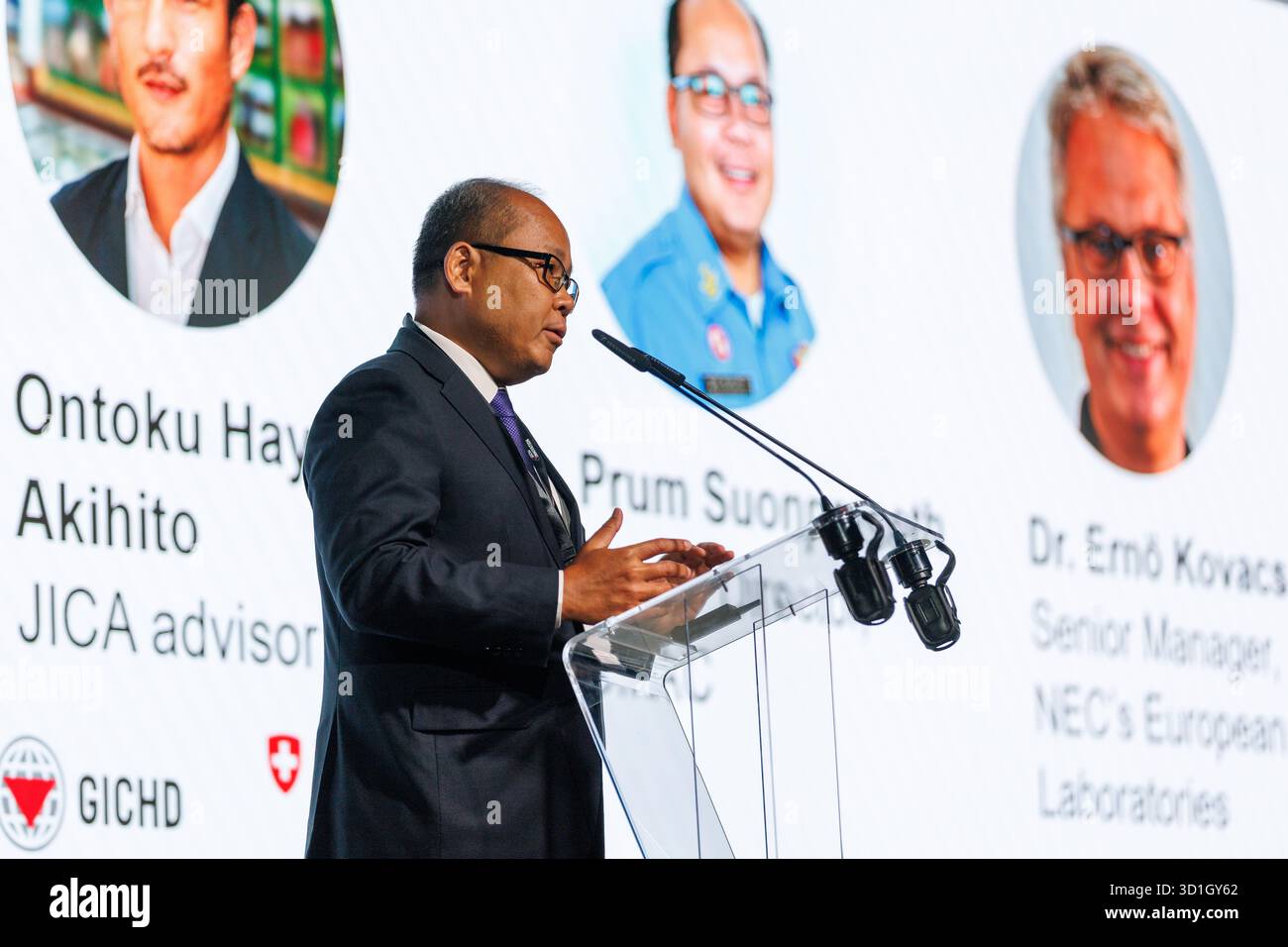 SAR le Prince Mired bin Ra’ad de Jordanie, Président du Comité national pour le déminage et la réhabilitation (NCDR Jordanie), remet le Prix de l’innovation du CIDHG aux représentants de la JICA (Agence japonaise de coopération internationale), du CMAC (Centre cambodgien d’action contre les mines) et de NEC Corporation lors de la cérémonie du Prix de l’innovation du CIDHIC à Luxexpo The Box à Luxembourg, Luxembourg, le 29 octobre 2025. Le prix récompense la collaboration innovante du consortium qui fait progresser les solutions technologiques et de données pour l’action humanitaire contre les mines. Banque D'Images